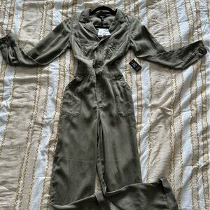 Express Green Jumpsuit with Long Sleeves and Zipper Closure